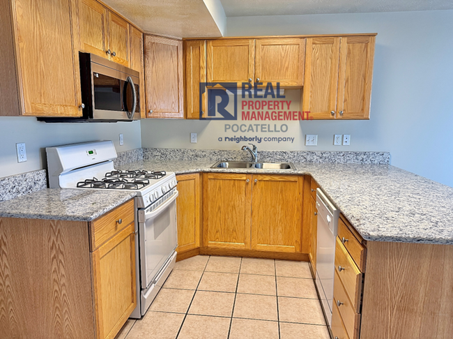 Building Photo - 2 Bed 1.5 Bath Town Home