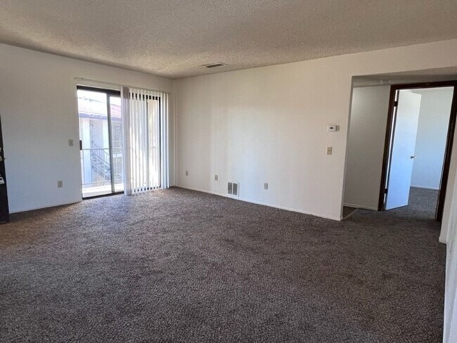 Building Photo - 2 BR 2Ba Condo in a Gated Complex, Utiliti...
