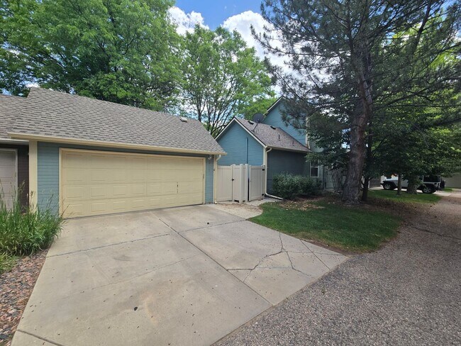 Foto del edificio - 3B/3B in The Shores with Finished Basement and 2 Car Garage!