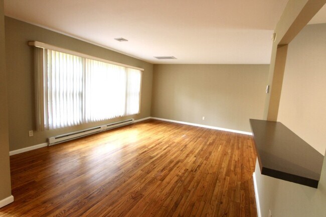 Foto del edificio - 4 Bedroom 3 Bath Well Kept House in West H...