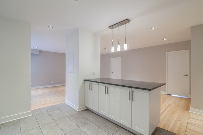 Building Photo - 3495 Rue de la Montagne