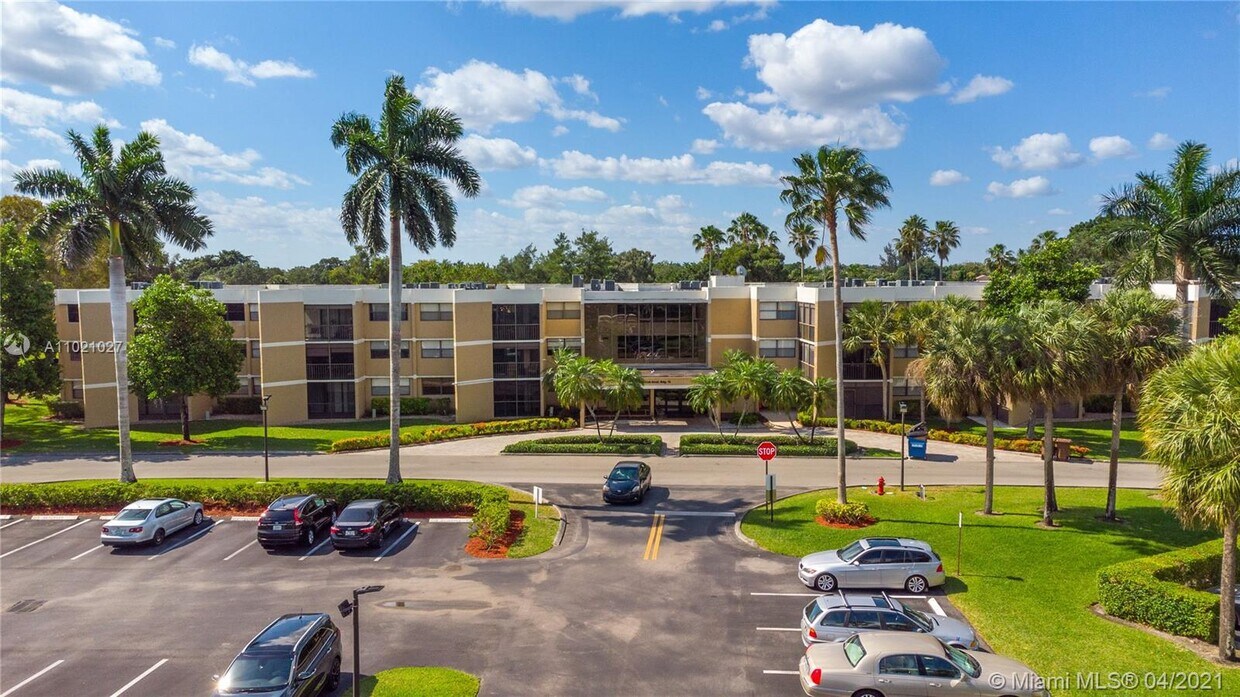 Foto principal - 16400 Golf Club Rd