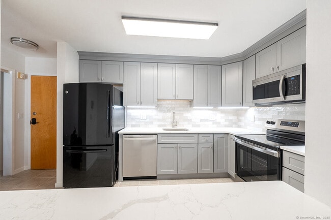 Building Photo - 664 Main Ave