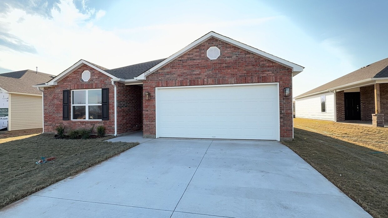 Primary Photo - Welcome to this beautiful 4 bed, 2 bath ho...