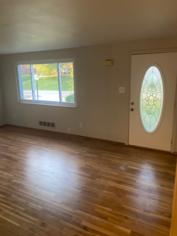 Building Photo - 412 Oak Ave
