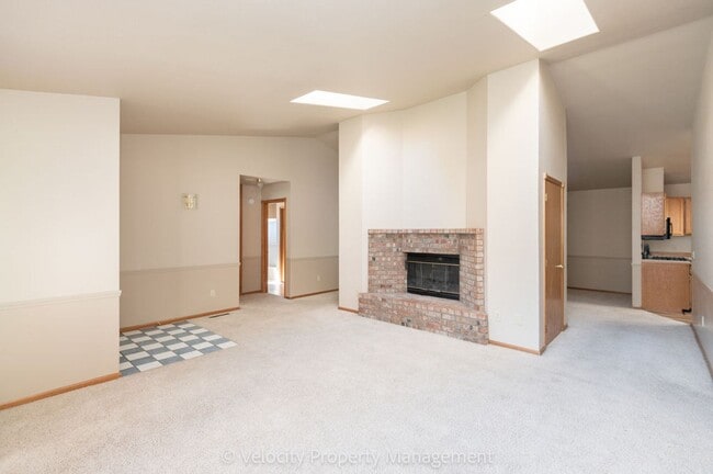 Building Photo - Clean & well kept, 3 bedroom, 2 bath!