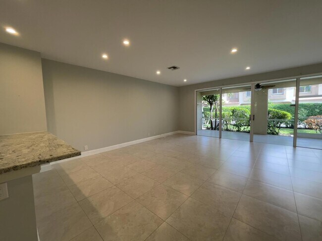 Building Photo - 6817 Via Regina