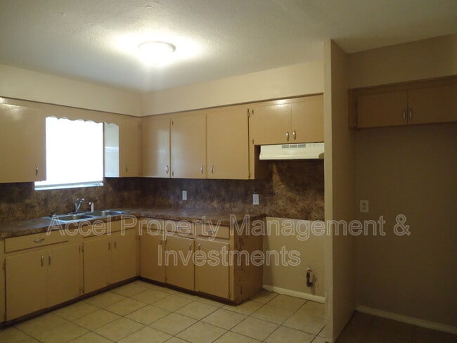 Building Photo - 2401 Gumwood Ave