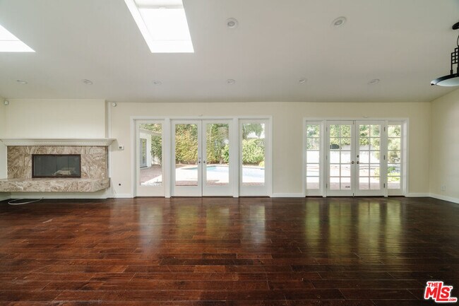 Foto del edificio - 15649 Woodfield Pl
