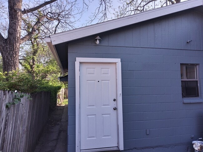 Building Photo - 1118 Santa Anna