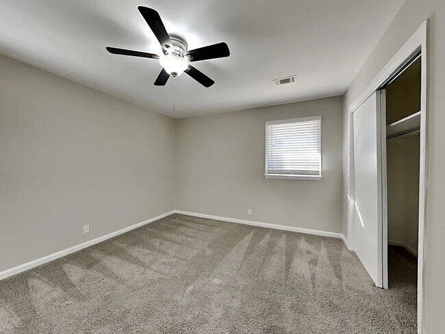 Foto del edificio - 2932 Heather Dr