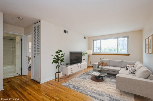 Building Photo - 515 W Wrightwood Ave