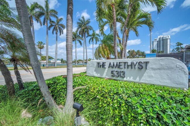 Foto del edificio - 5313 Collins Ave