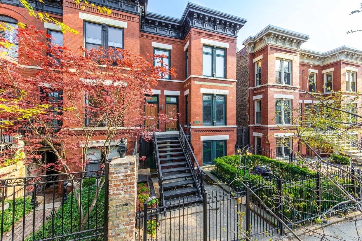 Front entrance - 915 W Webster Ave