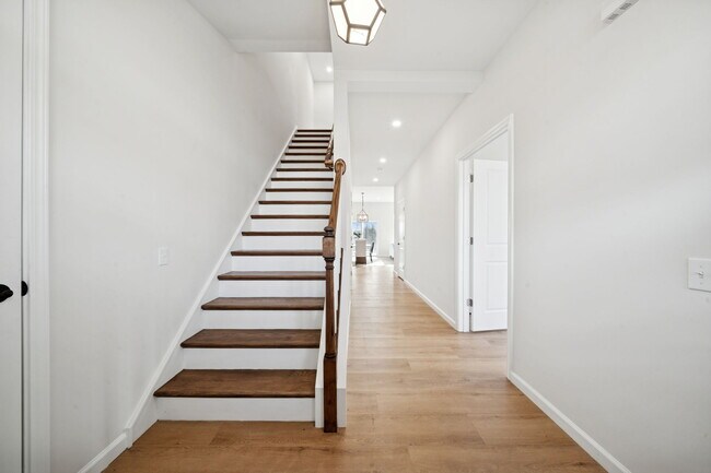 Building Photo - 2219 Lebanon Dr