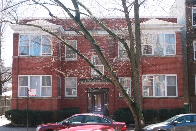 Un gran edificio sin los altos gastos de alquiler. - 1417 W Rosemont Ave