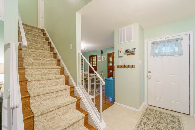 Foto del edificio - This 3 Bed 2.5 Bath Burke, VA Townhome is a Must See!