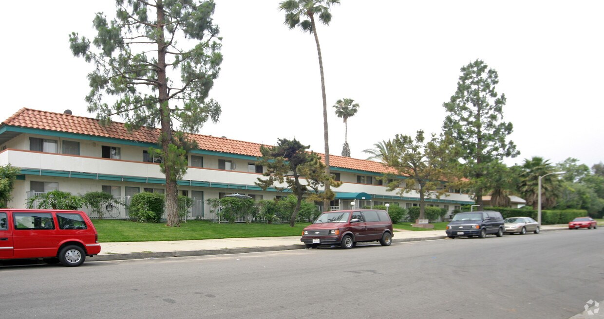  - 935-950 W 5th St