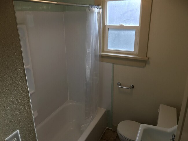 Foto del edificio - 614 1/2 MacFarlane Rd