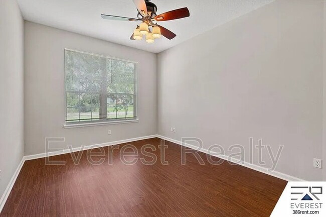 Foto del edificio - 47 Bassett Ln