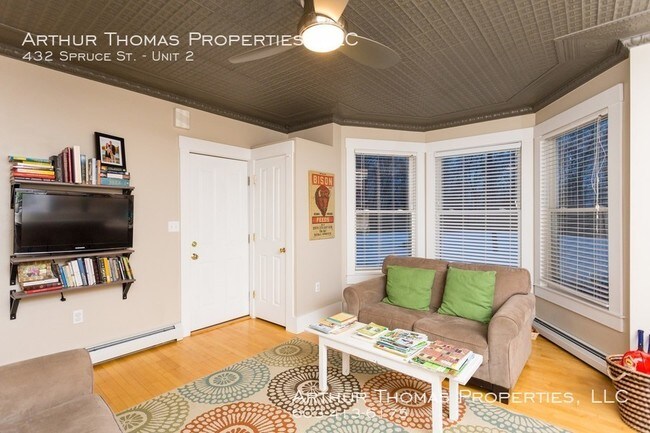Building Photo - 2 Story Duplex- 2 bed/1.5 bath.