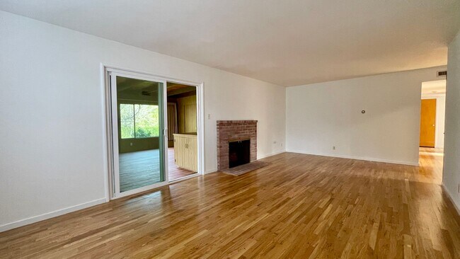 Foto del edificio - Single-Level in the Anholm Tract Downtown SLO with A/C and Great Backyard