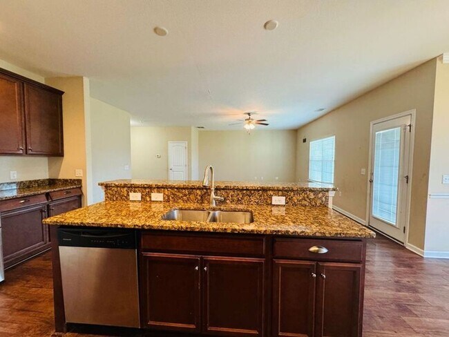 Foto del edificio - 210 Calm Oaks Cir