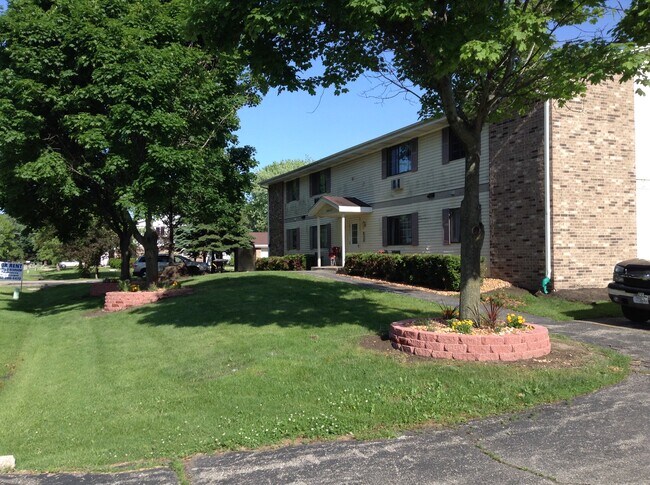 Building Photo - S70W14965 Cornell Cir