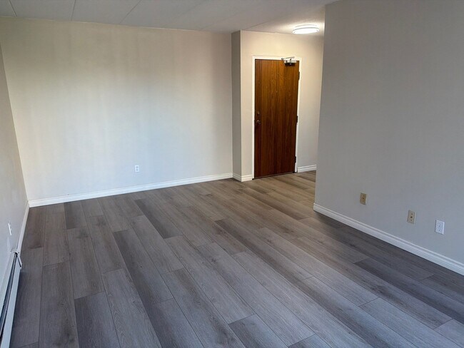 Building Photo - UPDATED 2 BEDROOM UNIT IN NORTH EAST WATERLOO