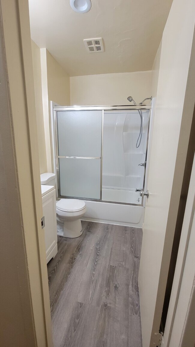 Baño del pasillo - 842 N Sycamore Ave