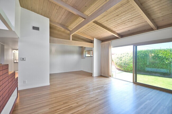 Building Photo - 3 Bedroom 2 Bath Home For Lease