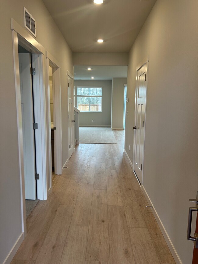 Entrada - 535 Withers Ct SE