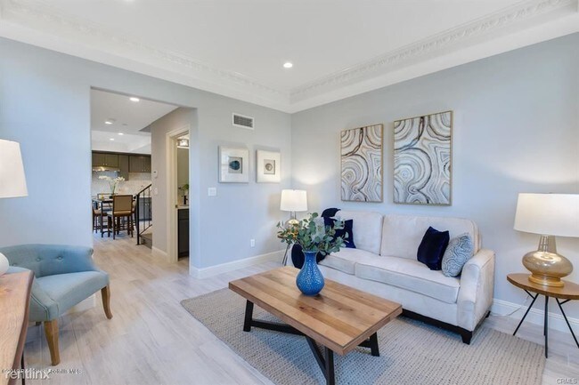 Building Photo - 3 br, 3.5 bath Townhome - 216 S 3rd Ave # A
