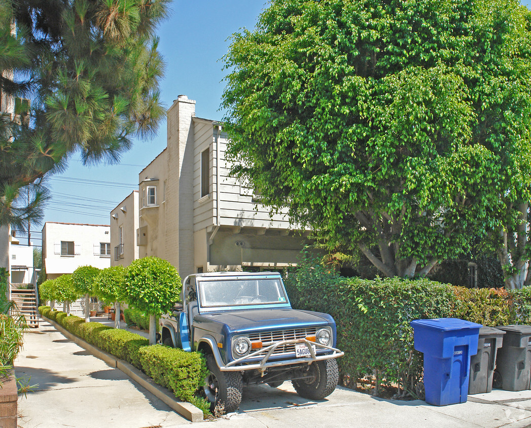 Primary Photo - 814-816 West Knoll Dr