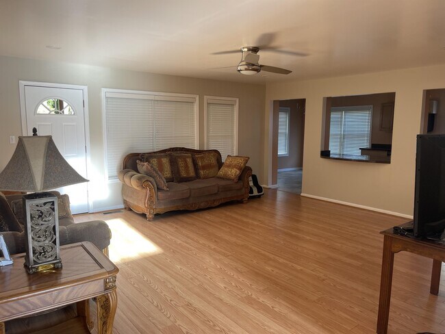Foto del edificio - 1403 E Upland Dr