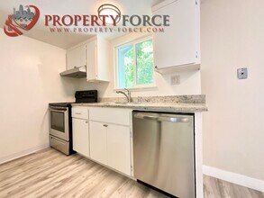 Building Photo - 946 Tamarack Ln