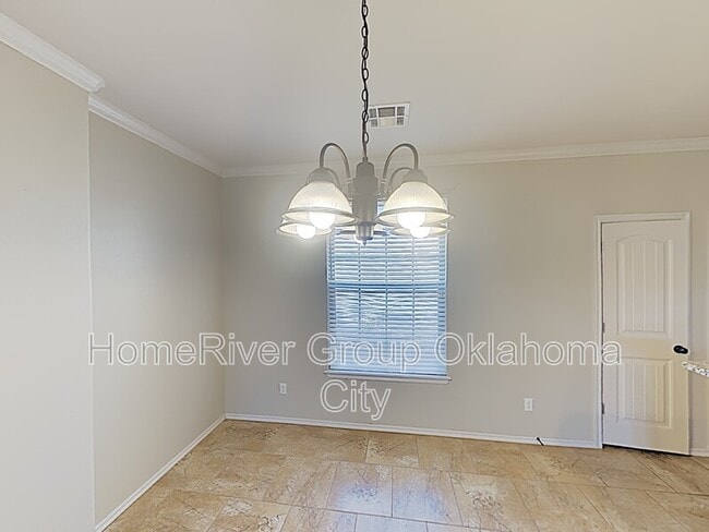 Building Photo - 2206 Brook Dr