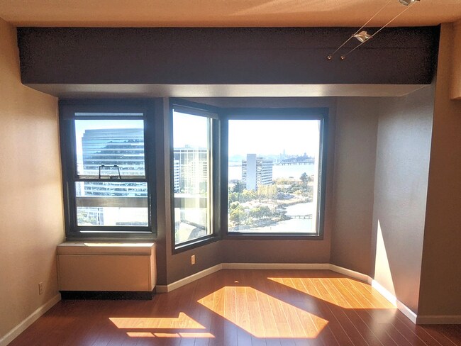 Foto del edificio - 6363 Christie Ave