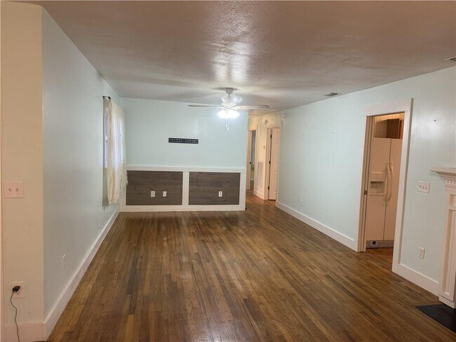 Foto del edificio - 2222 Parkwood Dr