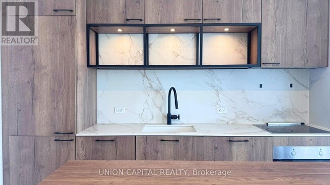 Building Photo - 505 Richmond St W