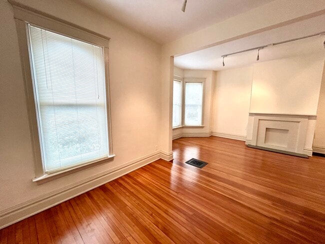 Living Room - 4351 N Hermitage Ave