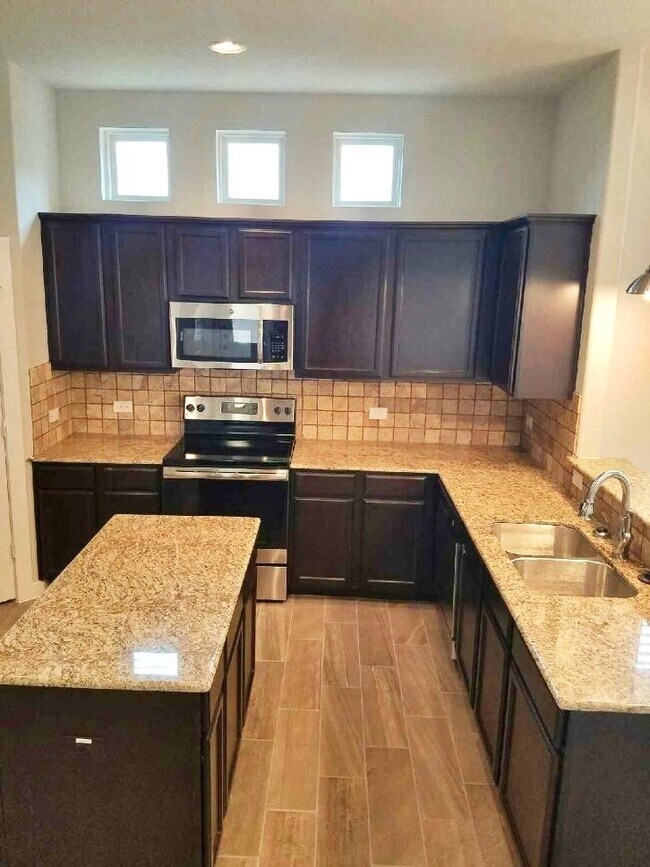 Building Photo - 166 Lakeview Ct