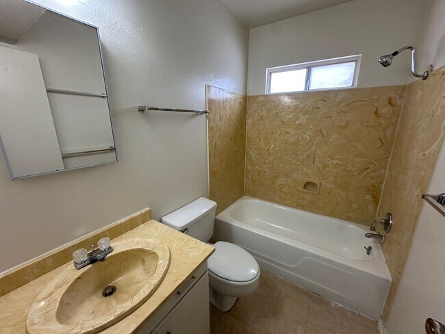 Building Photo - 2 Bed/1 Bath Condo in Convenient East Side Location!