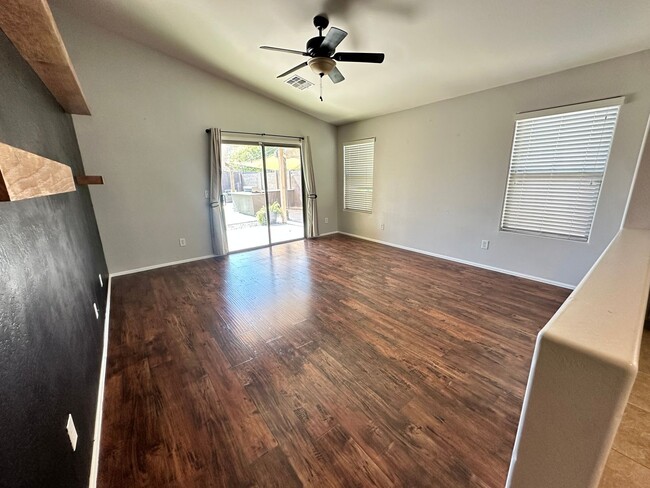 Building Photo - Beautiful 3 Bedroom home located in San Ta...