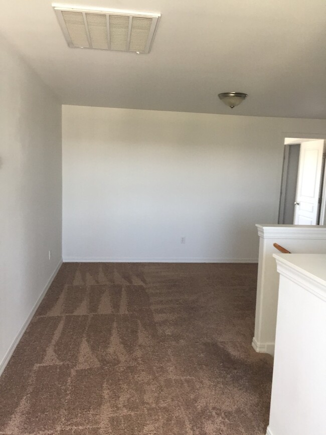 Building Photo - 4 Bedroom home for rent in Moses Lake