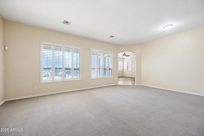 Foto del edificio - 2407 E Iris Dr