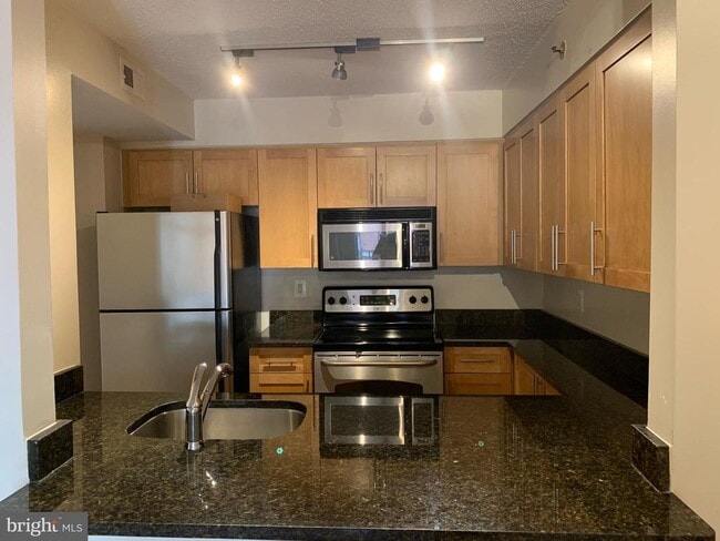 Foto del edificio - 7500 Woodmont Ave