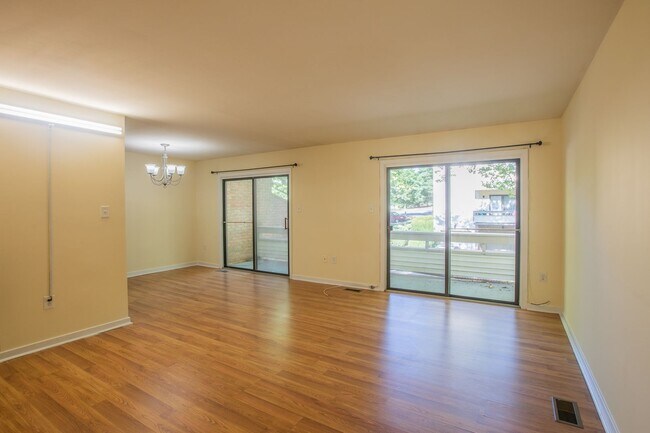 Building Photo - Charming 2 BR/1.5 BA Townhome in Montgomer...