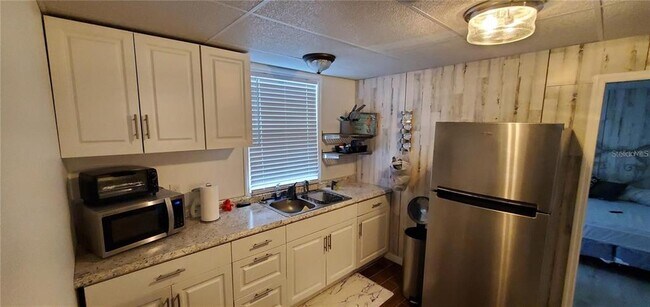 Building Photo - 3822 Lake Padgett Dr