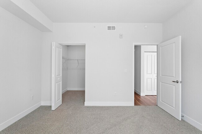 Refúgiese en una habitación diseñada para la relajación. - Milano Lakes
